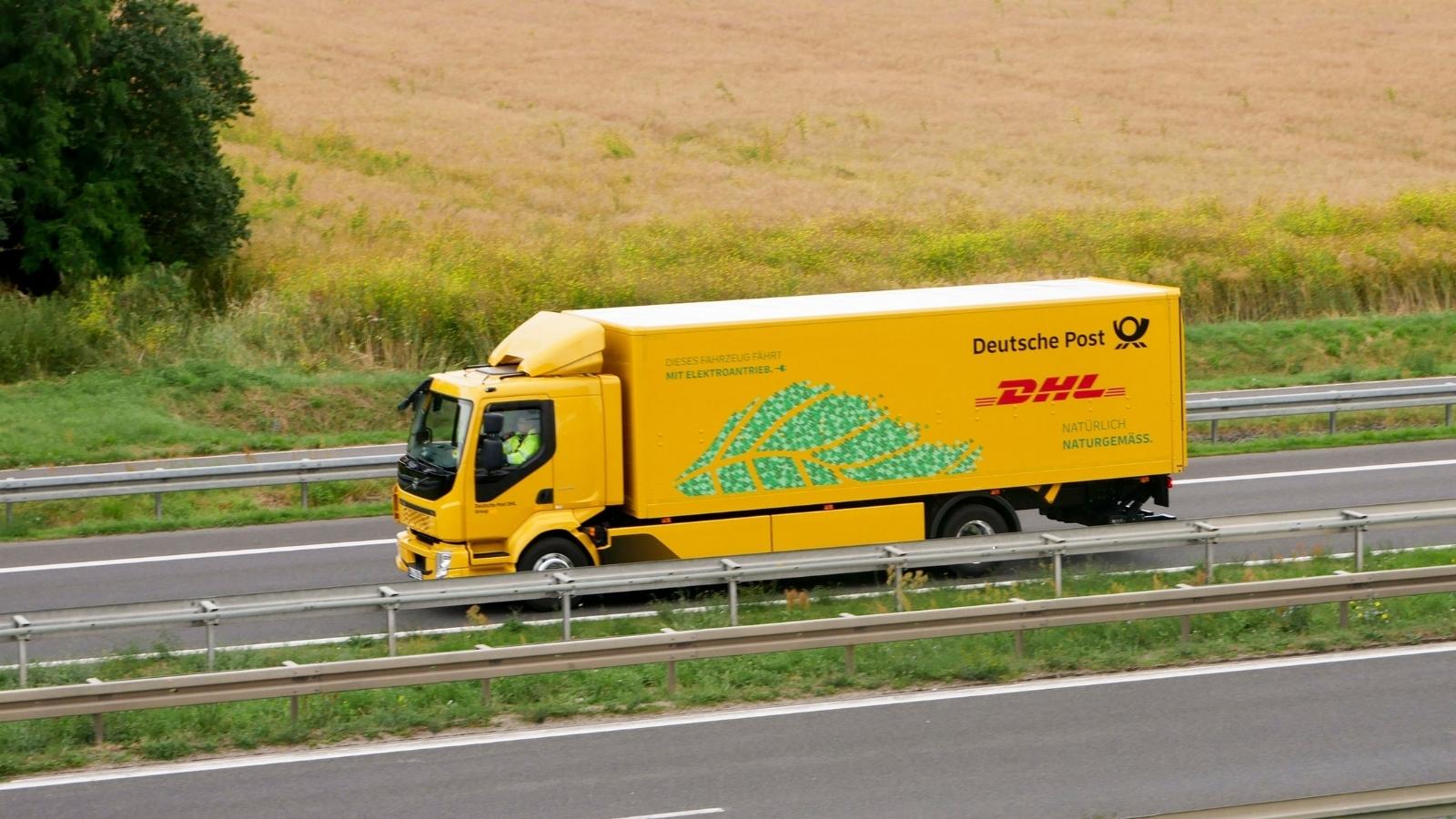 DHL LKW fährt auf einer Straße