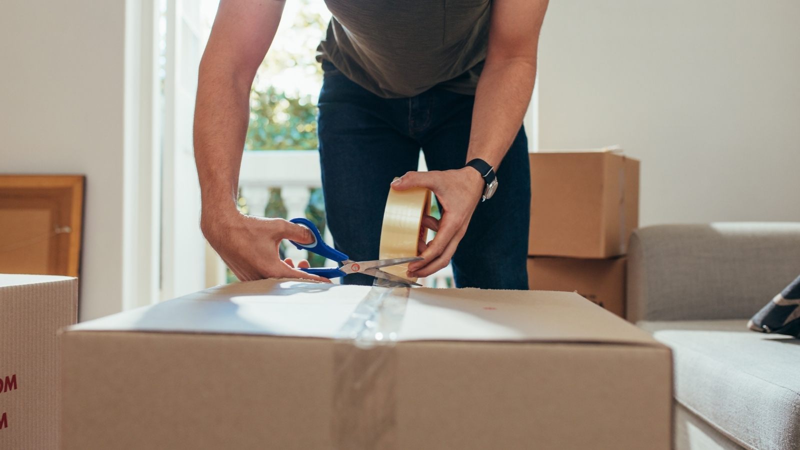 Mann verpackt Karton
